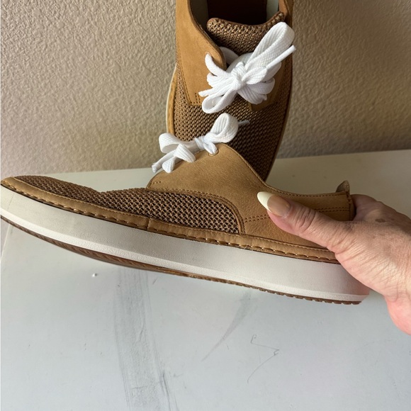Clarks Men’s Tan Casual Slip-On Sneakers with White Laces main image 7